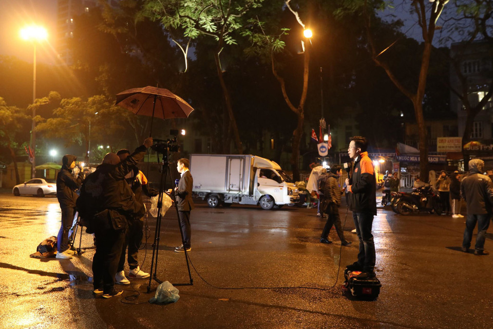 Tác nghiệp bên ngoài trong lúc chờ đợi sự xuất hiện của Chủ tịch Triều Tiên Kim Jong-un. (Ảnh: Minh Sơn/Vietnam+)