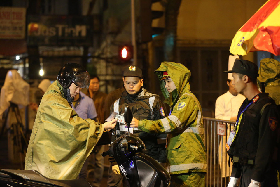 Kiểm tra an ninh chặt chẽ. (Ảnh: Minh Sơn/Vietnam+)