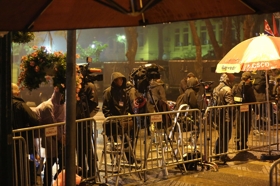 Khá đông các phóng viên đã đứng đợi ở cổng khách sạn Melia Hà Nội trong đêm 25, rạng sáng 26/2. (Ảnh: Minh Sơn/Vietnam+)