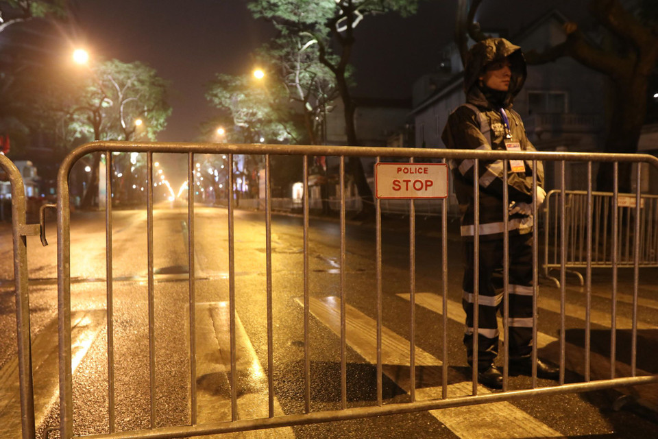 Lực lượng an ninh quanh khu vực khách sạn. (Ảnh: Minh Sơn/Vietnam+)