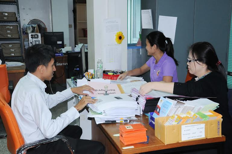 Lao động Việt Nam hồ hởi đến xin cấp phép. (Ảnh: Sơn Nam-Quang Thuận/Vietnam+)