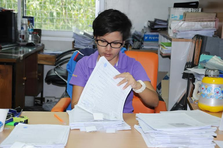 Nhân viên Sở Lao động Bangkok kiểm tra giấy tờ đăng ký của lao động. (Ảnh: Sơn Nam-Quang Thuận/Vietnam+)