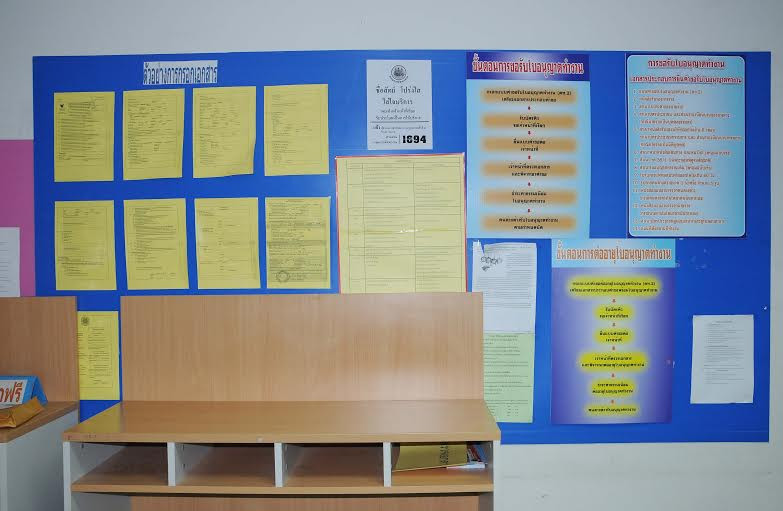 Khu vực hướng dẫn thủ tục đăng ký, cấp phép cho lao động Việt Nam và các nước. (Ảnh: Sơn Nam-Quang Thuận/Vietnam+)