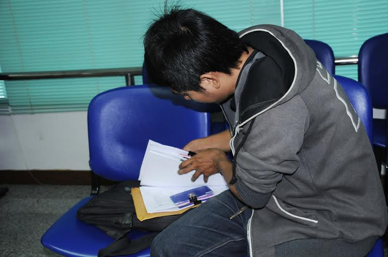 Kiểm tra giấy tờ trước khi đăng ký. (Ảnh: Sơn Nam-Quang Thuận/Vietnam+)