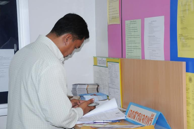 Lao động Việt Nam làm thủ tục khai báo đăng ký, cấp phép. (Ảnh: Sơn Nam-Quang Thuận/Vietnam+)