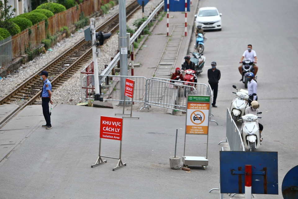 Người nhà mang gửi những đồ dùng thiết yếu cho người đang cách ly bên trong bệnh viện. (Ảnh: Minh Quyết/TTXVN)