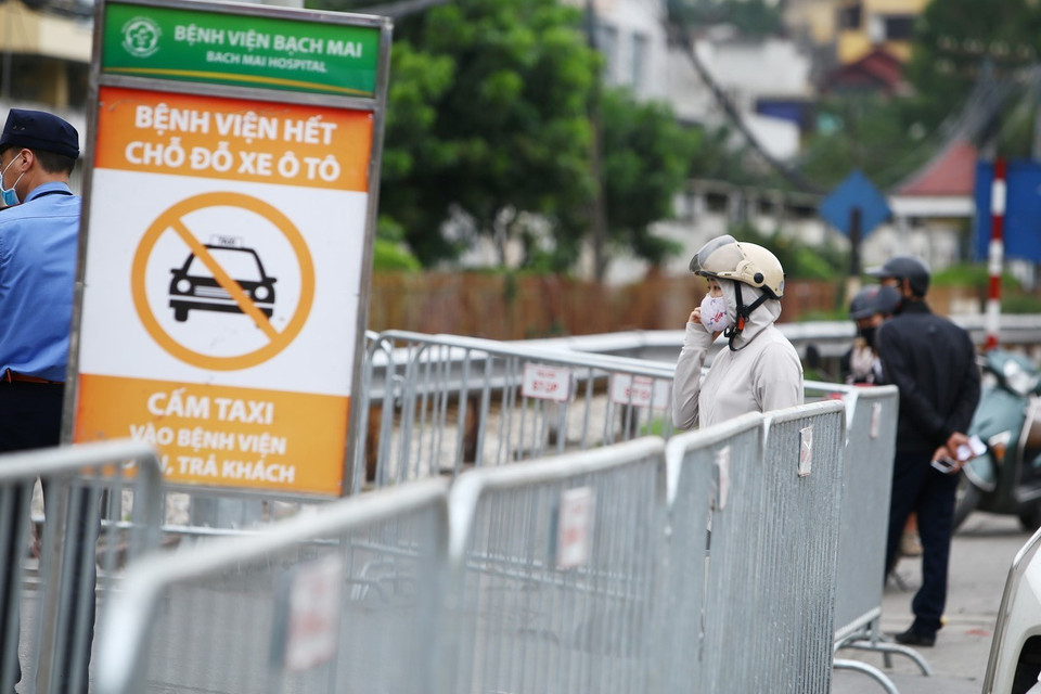 Hàng rào bảo vệ phía bên ngoài cổng bệnh viện. (Ảnh: Minh Quyết/TTXVN)