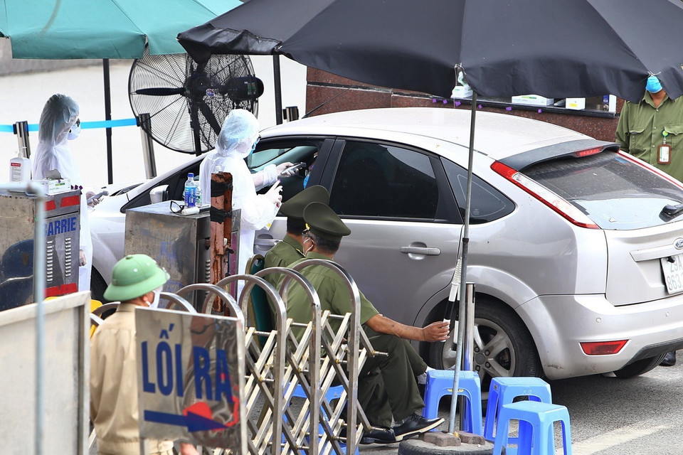 Các hoạt động ra, vào bệnh viện được kiểm soát chặt chẽ. (Ảnh: Minh Quyết/TTXVN)