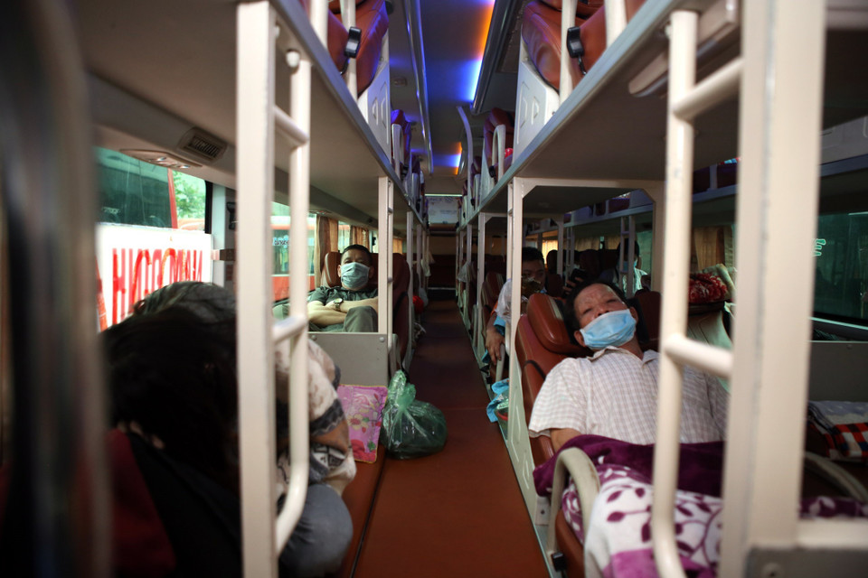 Hành khách được sắp xếp ngồi cách xa nhau trên mỗi chuyến xe nhằm phòng chống lây lan dịch bệnh COVID-19 tại bến xe Giáp Bát. (Ảnh: Danh Lam/TTXVN)