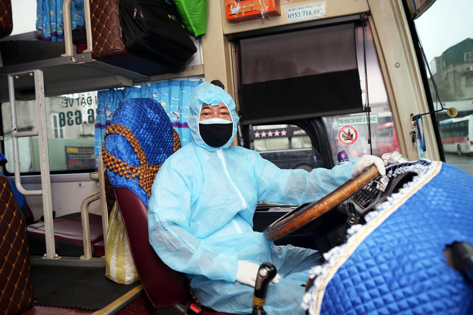 Nhằm phòng chống lây lan dịch bệnh, lái xe được trang bị bộ độ bảo hộ tại bến xe Nước Ngầm sáng 30/3. (Ảnh: Danh Lam/TTXVN)