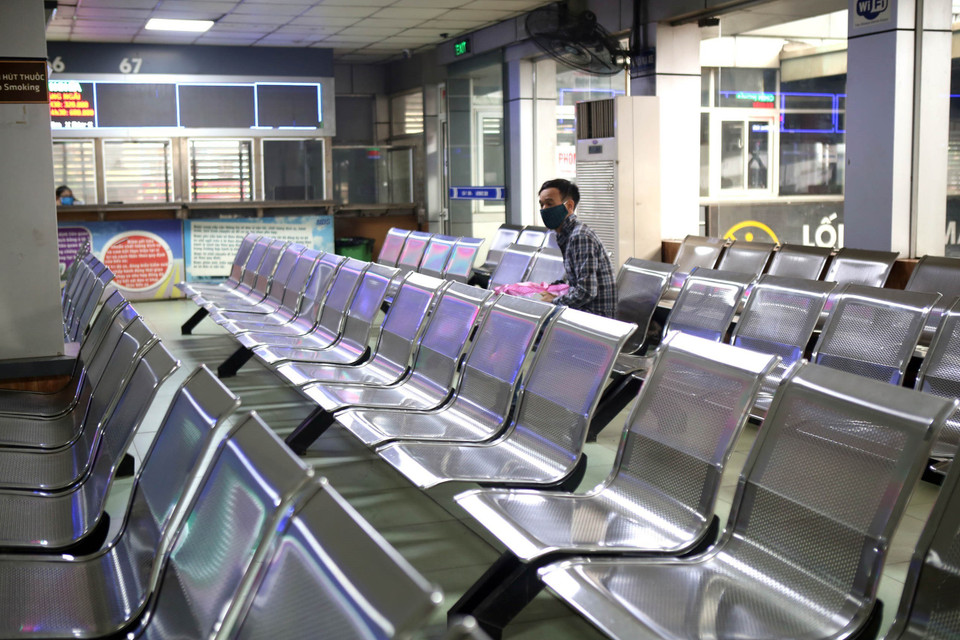 Cảnh vắng vẻ của bến xe Nước Ngầm sáng 30/3. (Ảnh: Danh Lam/TTXVN)