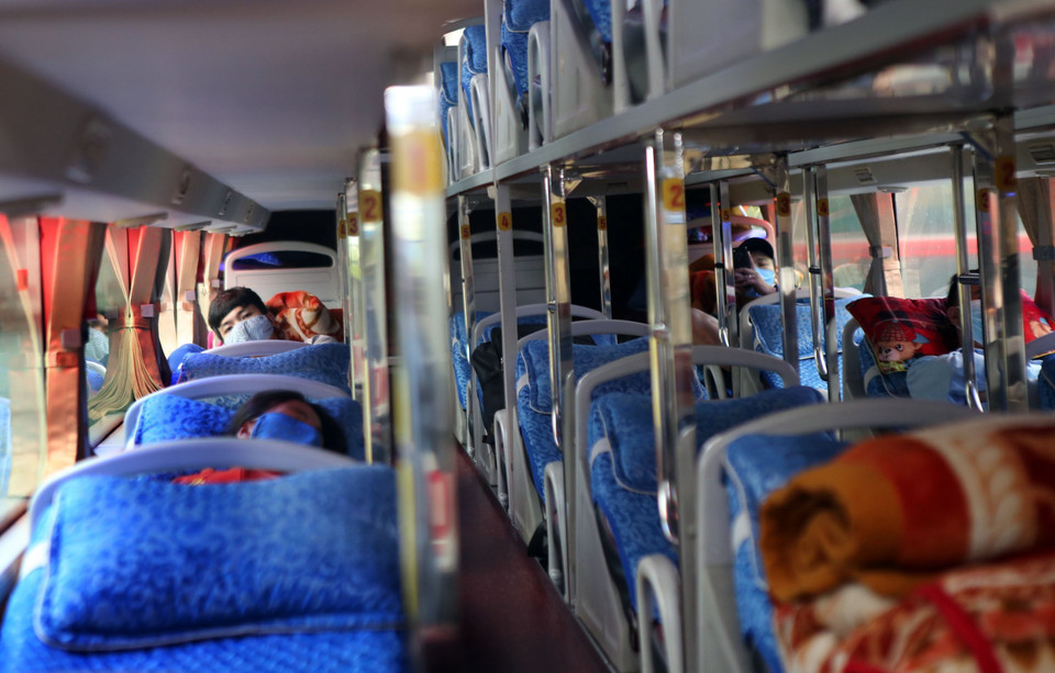 Hành khách được sắp xếp ngồi cách xa nhau trên mỗi chuyến xe nhằm phòng chống lây lan dịch bệnh COVID-19 tại bến xe Nước Ngầm. (Ảnh: Danh Lam/TTXVN)