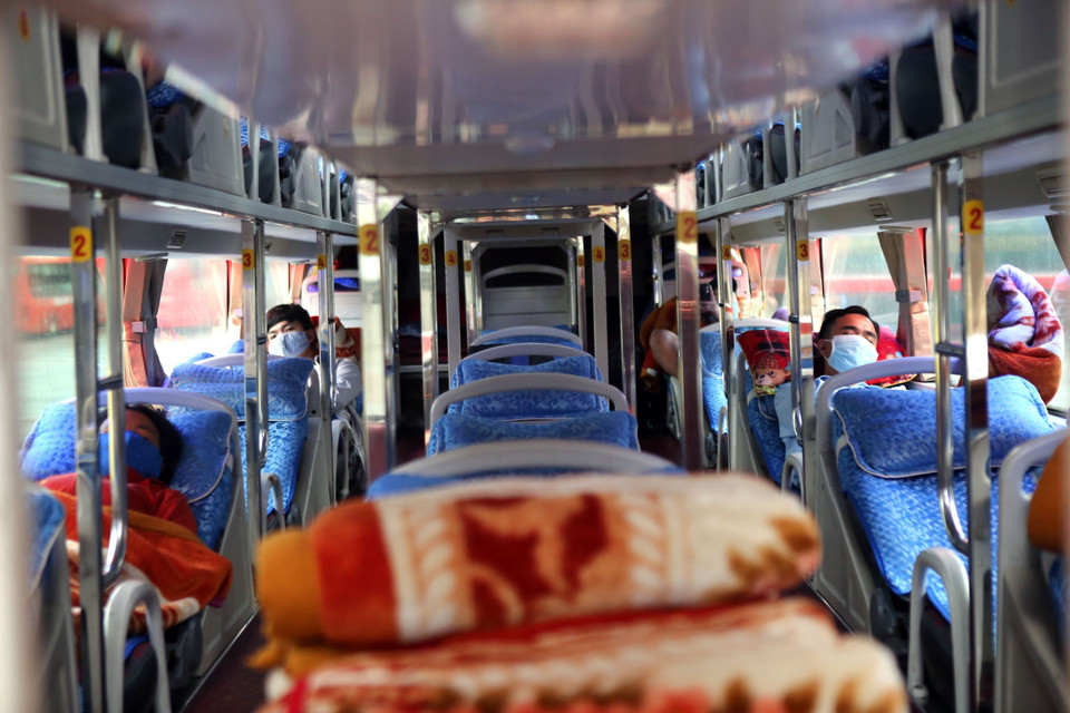 Hành khách được sắp xếp ngồi cách xa nhau trên mỗi chuyến xe nhằm phòng chống lây lan dịch bệnh COVID-19 tại bến xe Nước Ngầm. (Ảnh: Danh Lam/TTXVN)