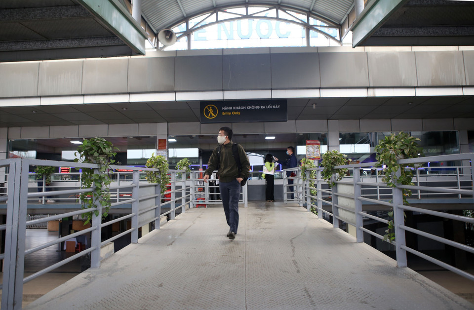 Cảnh vắng vẻ của bến xe Nước Ngầm sáng 30/3. (Ảnh: Danh Lam/TTXVN)