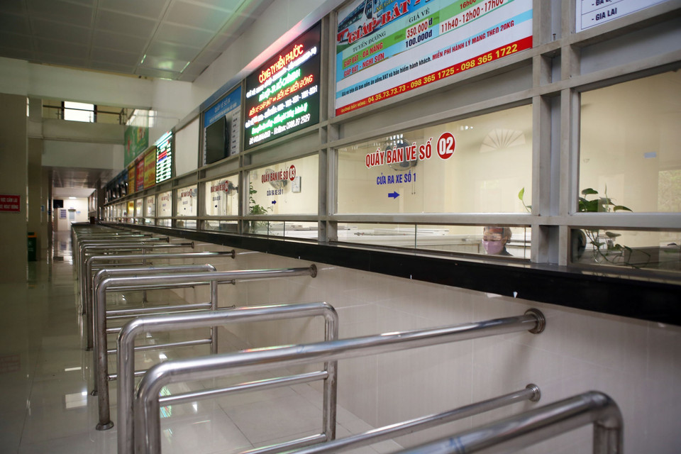 Cảnh vắng vẻ của bến xe Giáp Bát sáng 30/3. (Ảnh: Danh Lam/TTXVN)