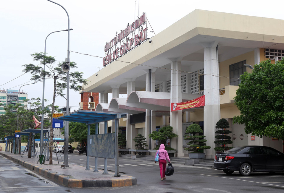 Cảnh vắng vẻ của bến xe Giáp Bát sáng 30/3. (Ảnh: Danh Lam/TTXVN)