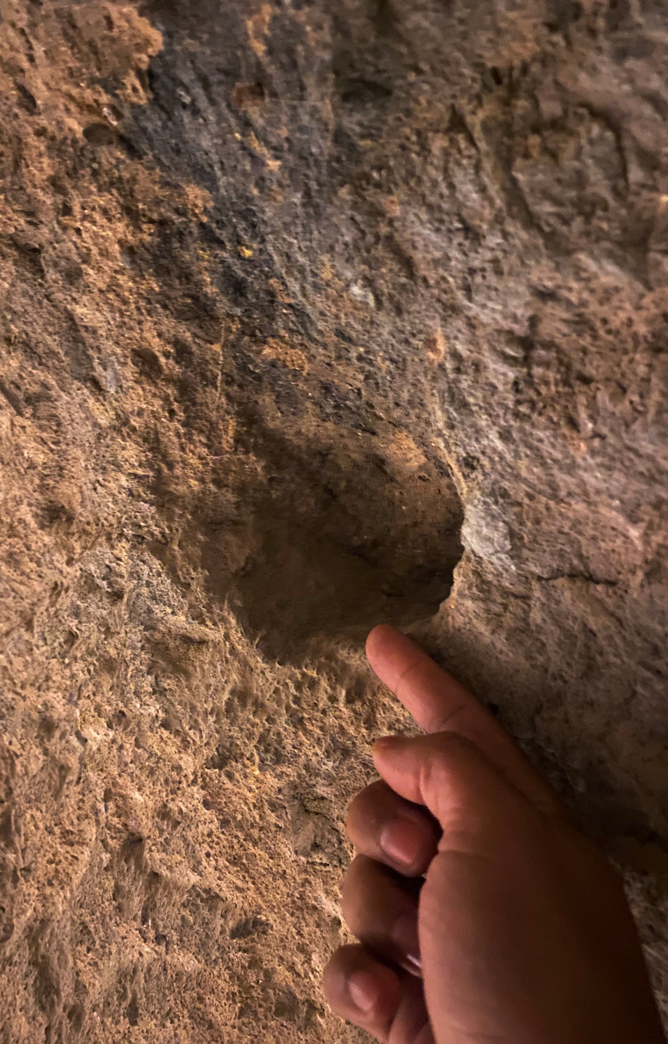 Người dân của thành phố này không dùng đuốc. Họ chỉ thắp những cây đèn nhỏ trên hốc đá. Ông Soku cho hay nếu ai cầm đuốc vào thành phố, người dân sẽ mặc nhiên là kẻ thù và tìm cách tiêu diệt. (Ảnh: Yên Thủy/Vietnam+)