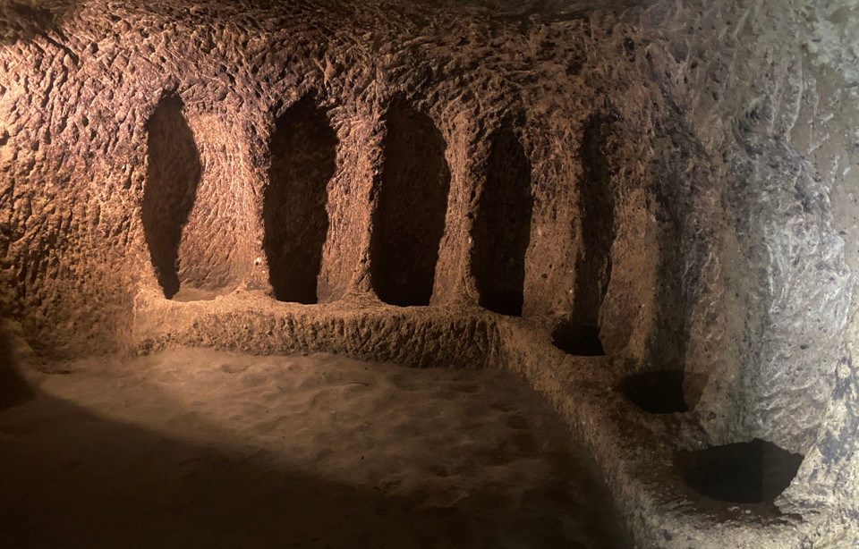 Các hốc đá dùng làm nơi chứa đồ sinh hoạt. Thành phố này cũng có hệ thống điều hòa không khí chức năng được sử dụng để điều chỉnh nhiệt độ và độ ẩm. (Ảnh: Yên Thủy/Vietnam+)