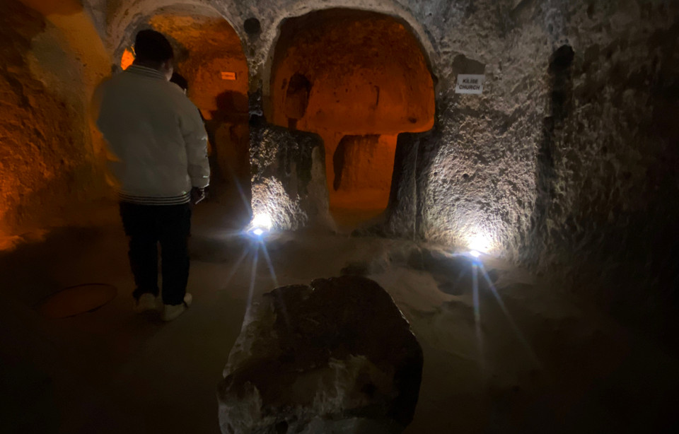 Đây là khu vực nhà thờ (nằm ở tầng 2), nơi người dân cầu nguyện. Trrong ảnh là một trụ đá, nơi người dân mang những em bé sơ sinh đặt lên để được làm lễ rửa tội (Ảnh: Yên Thủy/Vietnam+)