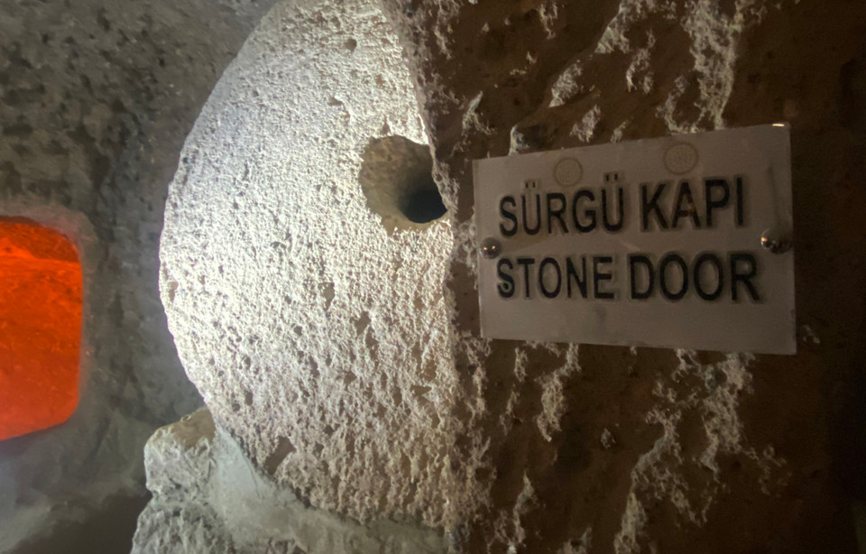 Tại nhiều lối vào đều có cửa đá khổng lồ nặng khoảng 450-500kg và chỉ có thể mở được từ bên trong để ngăn ngừa kẻ gian. (Ảnh: Yên Thủy/Vietnam+)