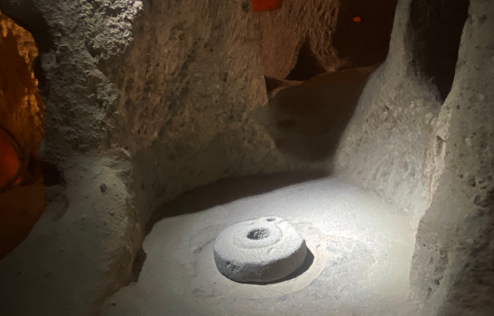 Khu vực chế biến nông sản của người dân dưới thành phố ngầm. (Ảnh: Yên Thủy/Vietnam+)