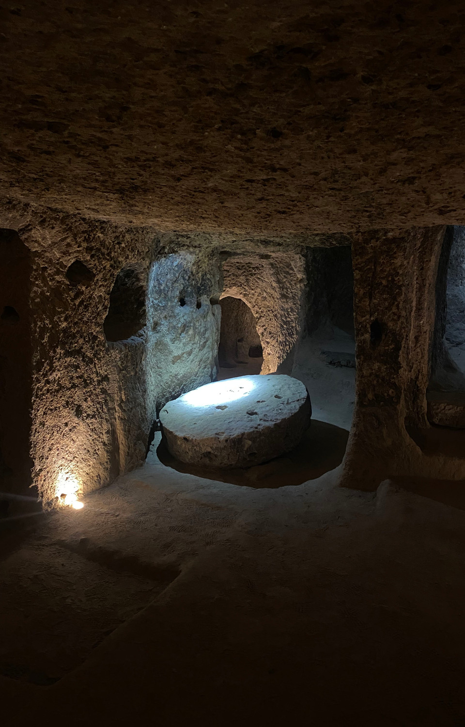 Theo ông Sukru, thành phố này được xây dựng vào khoảng thế kỷ thứ 8 và thứ 7 trước công nguyên và tùy theo dân số sẽ được mở rộng và đào sâu thêm. Đây là nơi ẩn náu chống lại các cuộc xâm lược, thiên tai và tấn công cũng như để bảo vệ gia súc và dự trữ thực phẩm và nguồn cung cấp nước. (Ảnh: Yên Thủy/Vietnam+)