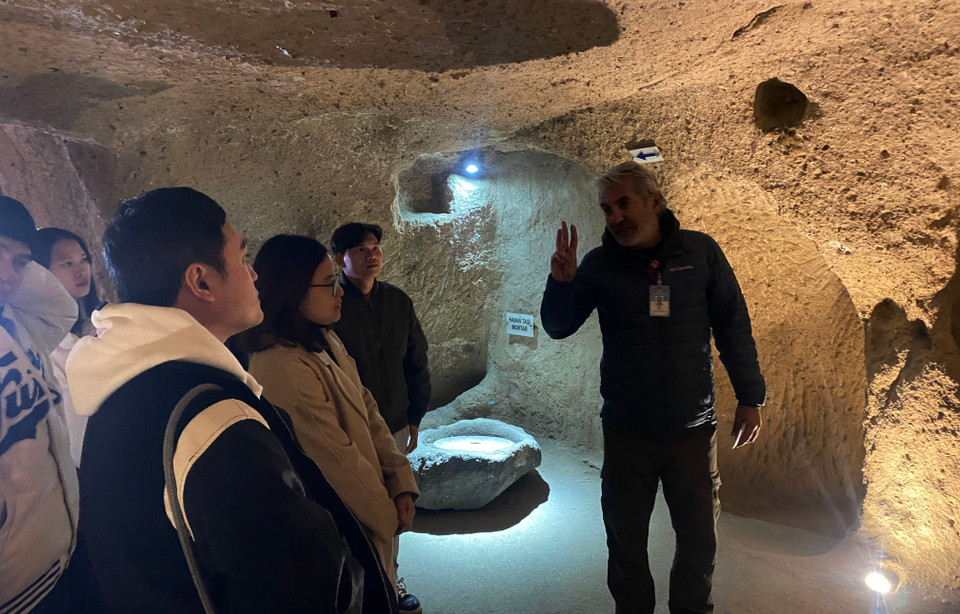 Ông Sukru, hướng dẫn viên du lịch cho biết cách bố trí của thành phố ngầm này bao gồm các lối đi thấp, quanh co, cầu thang dốc và nhiều phòng phục vụ các mục đích khác nhau. (Ảnh: Yên Thủy/Vietnam+)