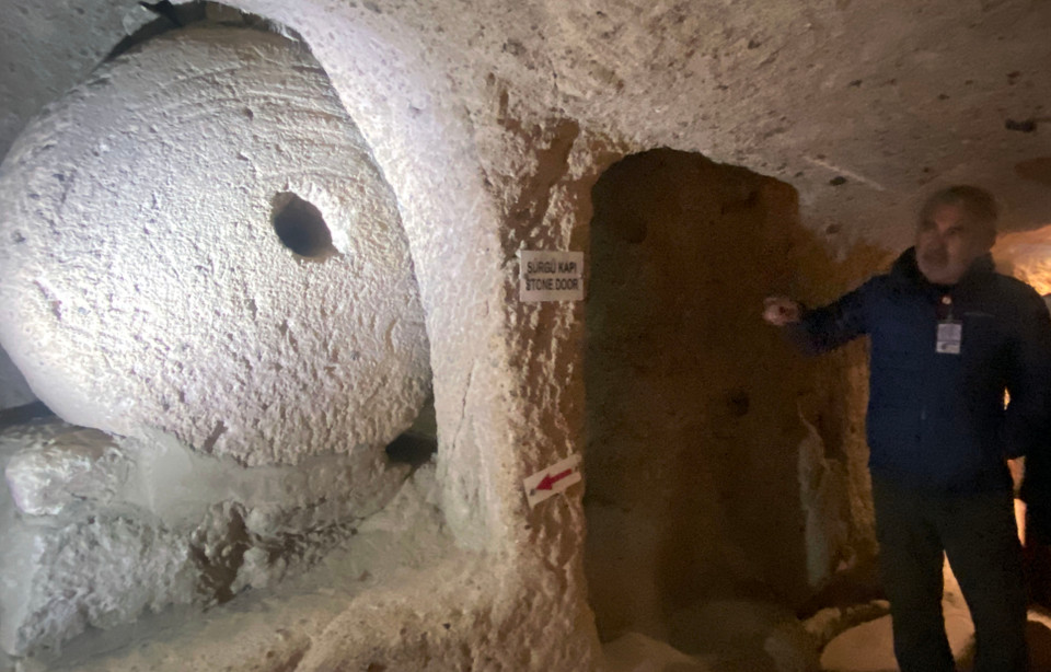 Khi vào bên trong rộng rãi, người dân bản địa sẽ lăn cửa đá và chặn lại. Với lối đi chỉ dành cho 1 người phía bên ngoài, kẻ gian sẽ không thể lăn khối đá khổng lồ để mở cửa và đột nhập. (Ảnh: Yên Thủy/Vietnam+)