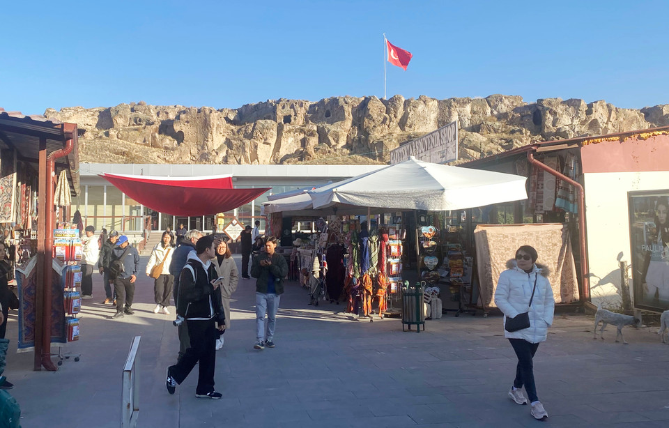 Mỗi năm, Cappadocia đón rất nhiều du khách trên khắp thế giới đến để trải nghiệm bay khinh khí cầu cũng như khám phá các di dích độc đáo nằm trong lòng đá. (Ảnh: Yên Thủy/Vietnam+)