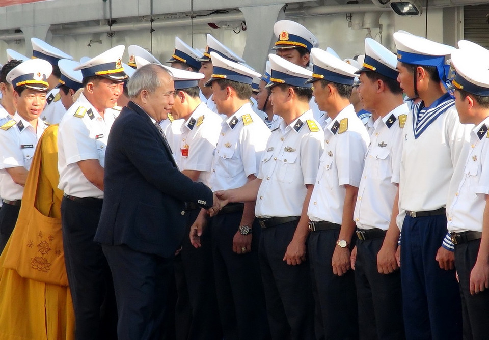 Lãnh đạo tỉnh Khánh Hòa và Bộ Tư lệnh Vùng 4 Hải quân thăm hỏi chiến sỹ ra Trường Sa công tác. (Ảnh: Nguyên Lý/TTXVN)