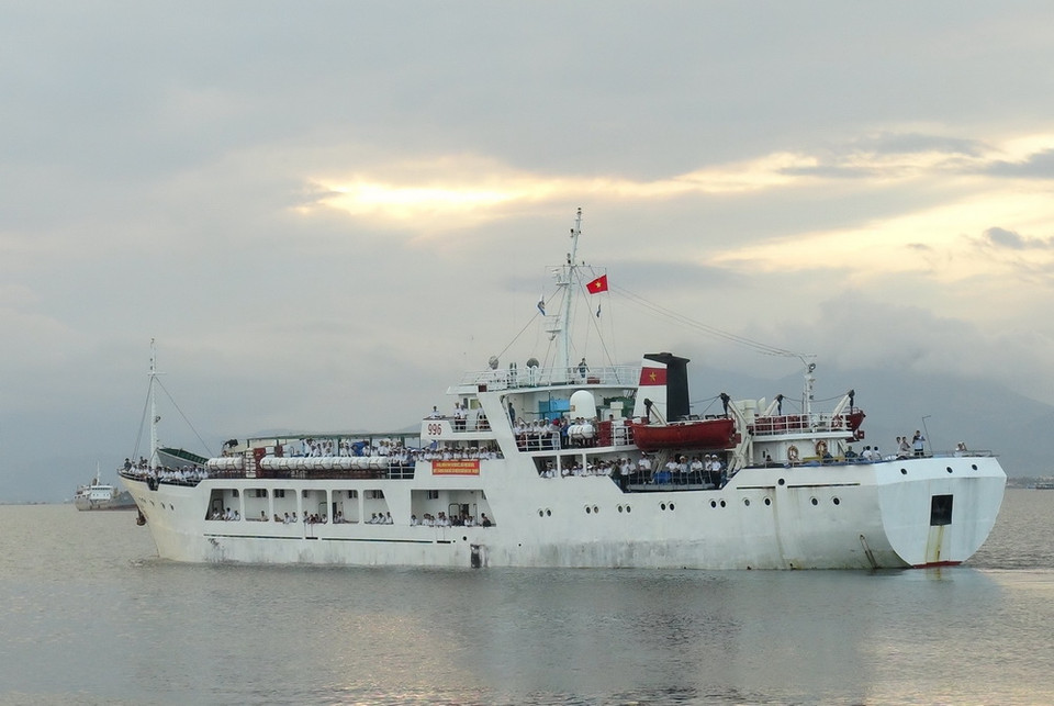 Tàu 996 khởi hành đưa đoàn công tác ra Trường Sa. (Ảnh: Nguyên Lý/TTXVN)