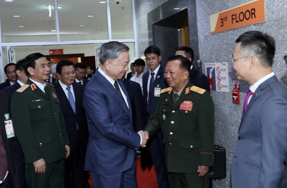 Chủ tịch nước Tô Lâm với cán bộ, nhân viên Công ty Viễn thông Star Telecom. (Ảnh: Nhan Sáng/TTXVN)