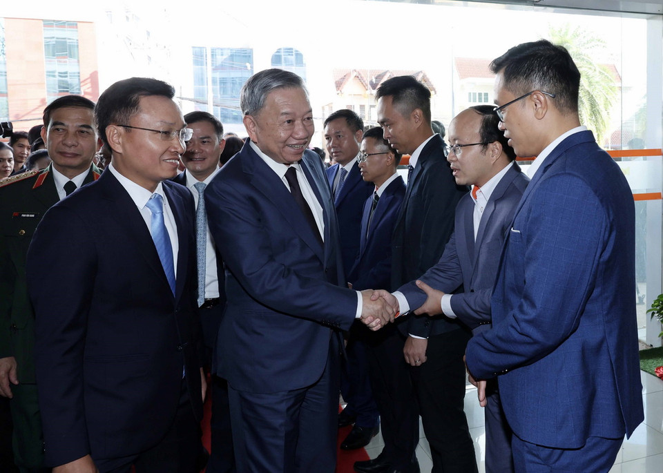 Chủ tịch nước Tô Lâm với cán bộ, nhân viên Công ty Viễn thông Star Telecom. (Ảnh: Nhan Sáng/TTXVN)