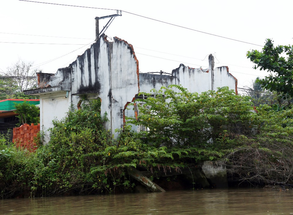 Nhiều ngôi nhà lộ rõ cả chân móng. (Ảnh: Huy Hùng/Vietnam+)
