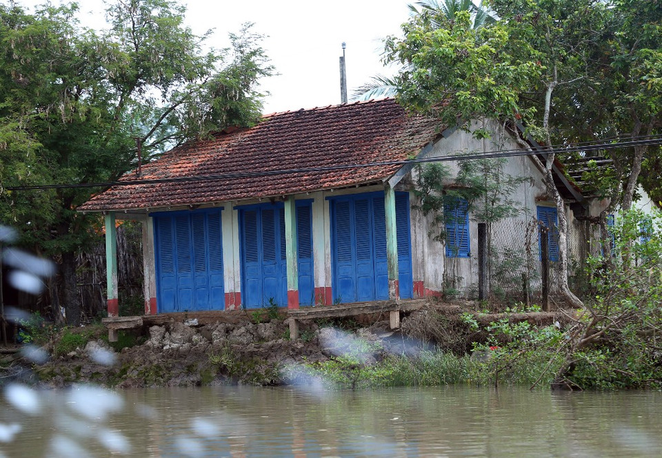 Hay chênh vênh trên mảnh đất có thể bị sụt bất kể lúc nào. (Ảnh: Huy Hùng/Vietnam+)