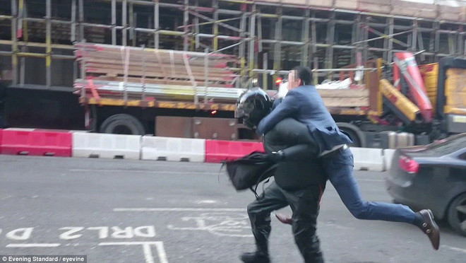 Khi đang chuẩn bị tẩu thoát, một người đàn ông đã dũng cảm lao tới tóm một trong số ba tên trộm. (Nguồn: Daily Mail)