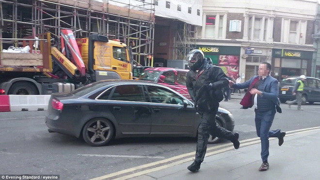 Khi đang chuẩn bị tẩu thoát, một người đàn ông đã dũng cảm lao tới tóm một trong số ba tên trộm. (Nguồn: Daily Mail)