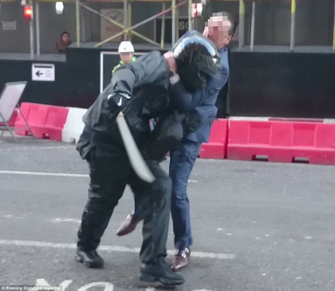 Tên trộm đã lấy con dao rựa lớn ra để dọa dẫm. Tuy nhiên, hắn đã bị khuất phục sau đó khi bị những người dân khác truy đuổi. (Nguồn: Daily Mail)