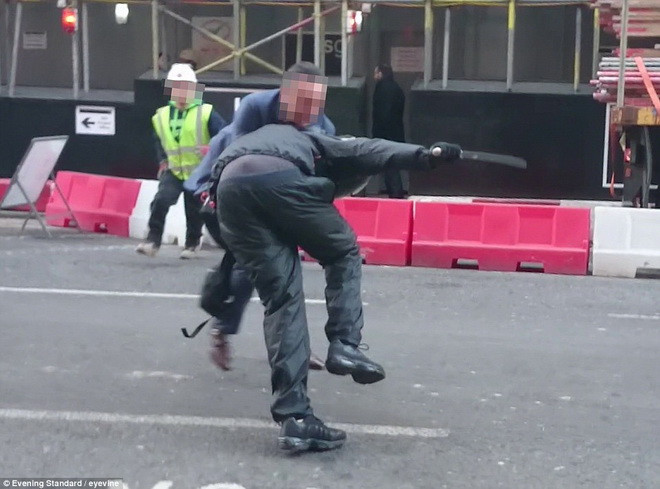 Cảnh sát đang tiến hành truy tìm tung tích của hai tên trộm tẩu thoát. (Nguồn: Daily Mail)