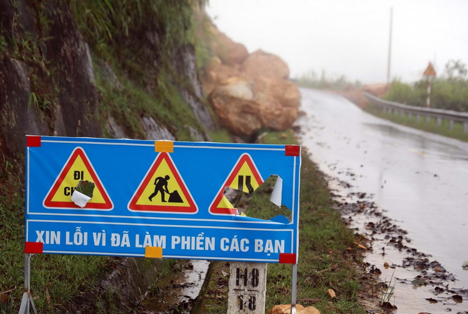 Biển cảnh báo để người tham gia giao thông chú ý khi đi qua khu vực tiềm ẩn nguy cơ sạt lở trên tuyến Tỉnh lộ 129 đoạn qua bản Can Tỷ, xã Ma Quai, huyện Sìn Hồ, Lai Châu. (Ảnh: Quý Trung/TTXVN)