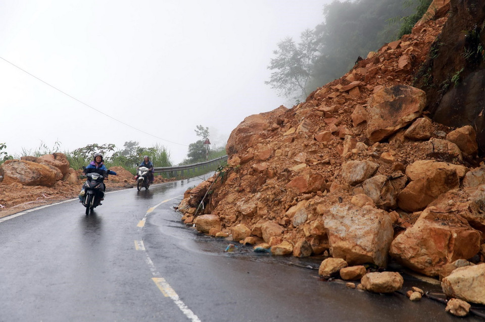 Những khu vực sạt lở ta luy dương với lượng lớn đất đá tràn xuống đường gây ảnh hưởng và mất an toàn cho phương tiện tham gia giao thông trên tuyến Tỉnh lộ 129 đoạn qua bản Can Tỷ, xã Ma Quai, huyện Sìn Hồ, Lai Châu. (Ảnh: Quý Trung/TTXVN)