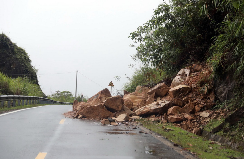 Mặc dù trời đã hết mưa nhưng trên tuyến Tỉnh lộ 129 đoạn qua bản Can Tỷ, xã Ma Quai, huyện Sìn Hồ, Lai Châu vẫn còn tiềm ẩn nguy cơ sạt lở cao, vì vậy mọi người tham gia giao thông trên tuyến đường này cần hết sức cảnh giác nhằm hạn chế thiệt hại về người và tài sản. (Ảnh: Quý Trung/TTXVN)