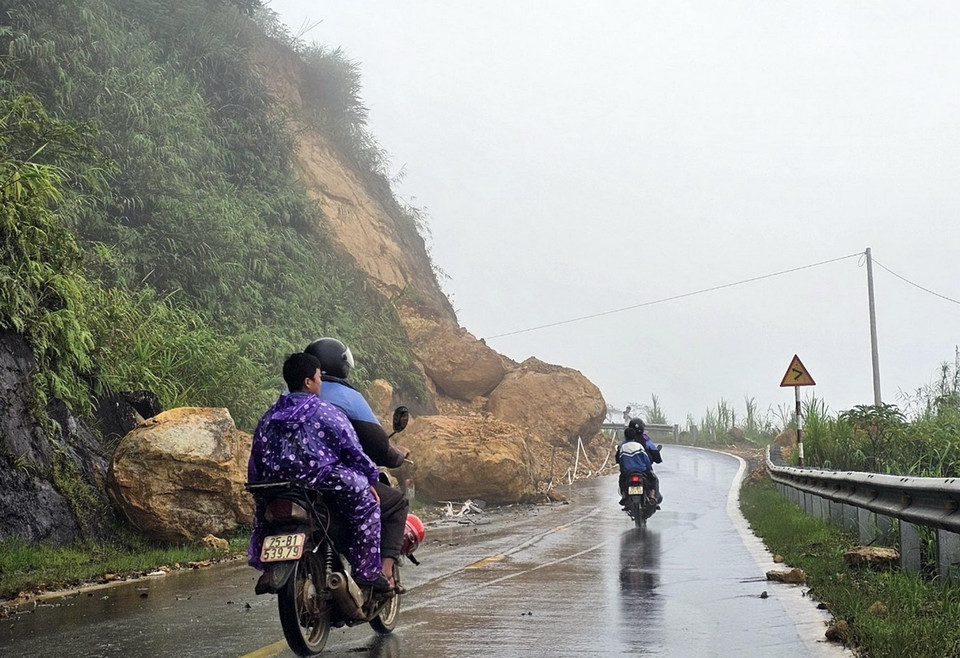 Mặc dù trời đã hết mưa nhưng trên tuyến Tỉnh lộ 129 đoạn qua bản Can Tỷ, xã Ma Quai, huyện Sìn Hồ, Lai Châu vẫn còn tiềm ẩn nguy cơ sạt lở cao, vì vậy mọi người tham gia giao thông trên tuyến đường này cần hết sức cảnh giác nhằm hạn chế thiệt hại về người và tài sản. (Ảnh: Quý Trung/TTXVN)