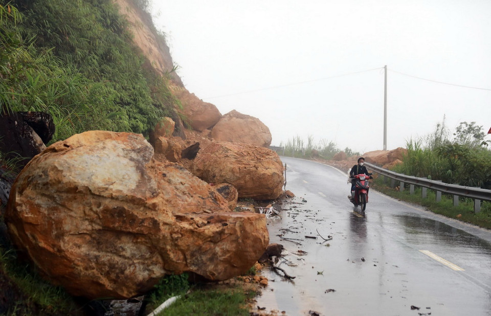 Nhiều khối đất đá bị sạt lở xuống đường đoạn qua bản Can Tỷ, xã Ma Quai, huyện Sìn Hồ, Lai Châu gây ảnh hưởng đến việc tham gia giao thông của người dân. (Ảnh: Quý Trung/TTXVN)