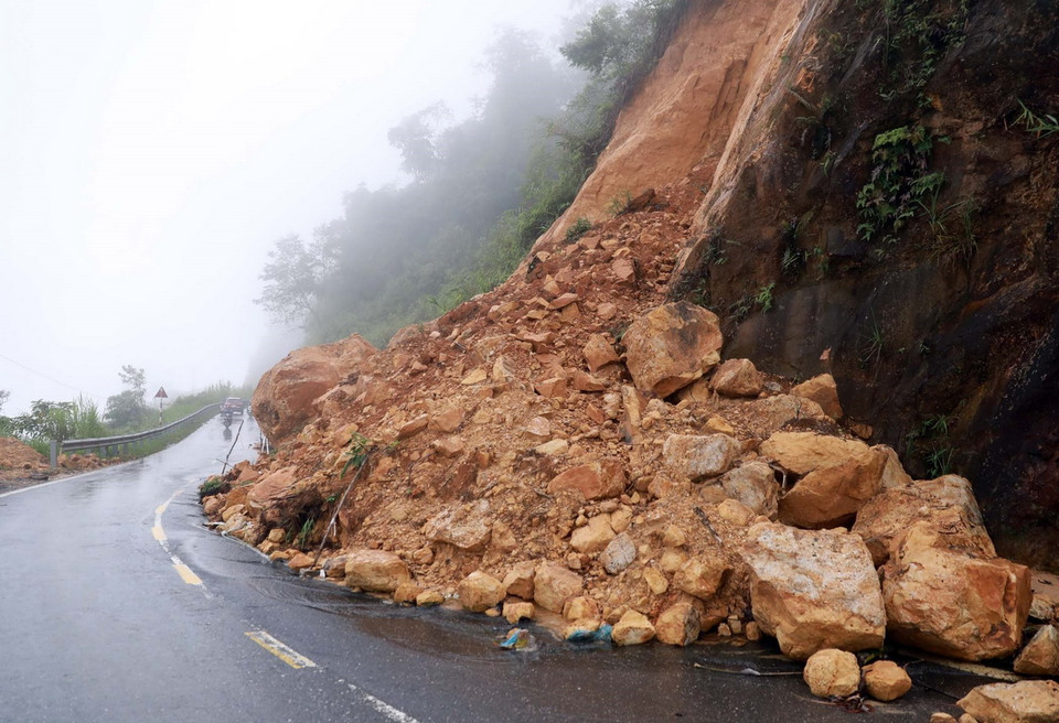 Những khu vực sạt lở ta luy dương với lượng lớn đất đá tràn xuống đường gây ảnh hưởng và mất an toàn cho phương tiện tham gia giao thông trên tuyến Tỉnh lộ 129 đoạn qua bản Can Tỷ, xã Ma Quai, huyện Sìn Hồ, Lai Châu. (Ảnh: Quý Trung/TTXVN)