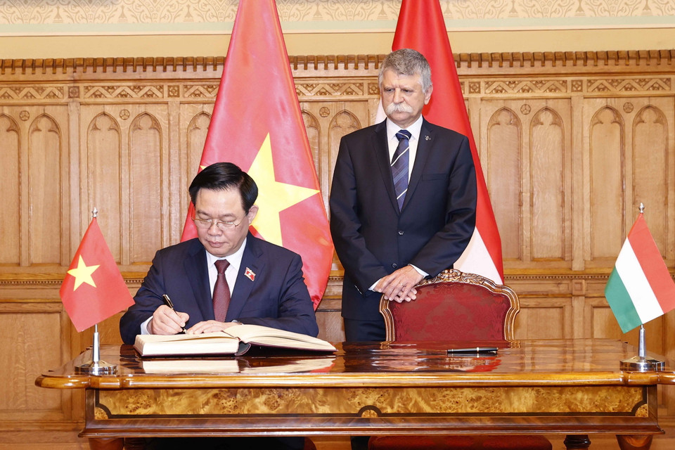 Chủ tịch Quốc hội Vương Đình Huệ ghi sổ vàng lưu niệm. (Ảnh: Doãn Tấn/TTXVN)