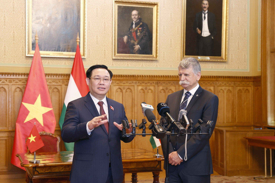 Chủ tịch Quốc hội Vương Đình Huệ và Chủ tịch Quốc hội Hungary László Kövér gặp gỡ báo chí. (Ảnh: Doãn Tấn/TTXVN)