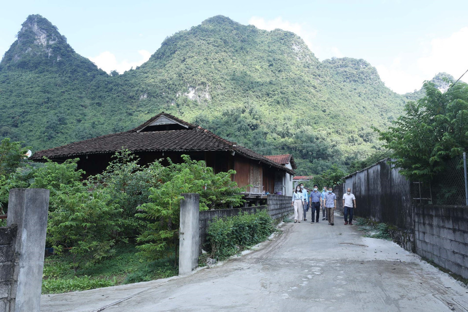 Du khách tìm hiểu những nét văn hóa nhà sàn tại thôn Hoan Trung, xã Chiến Thắng, huyện Bắc Sơn, tỉnh Lạng Sơn. (Ảnh: Anh Tuấn/TTXVN)