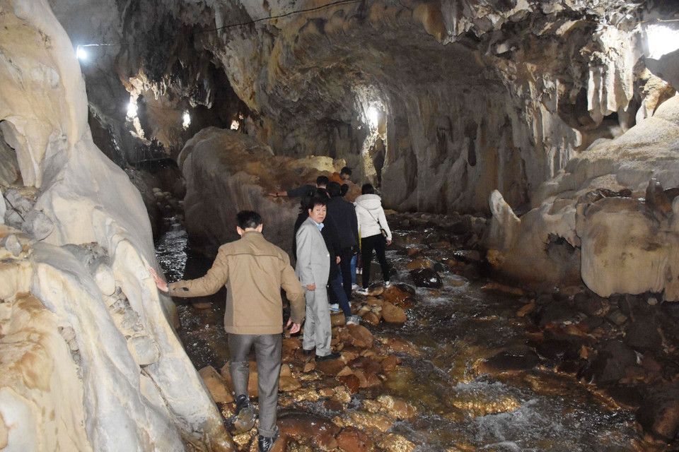 Hang Keng Tao với chiều dài 300m, rộng khoảng 500m2, đây là hang động có hệ thống nhũ đá tự nhiên khá phong phú. (Ảnh: TTXVN phát)