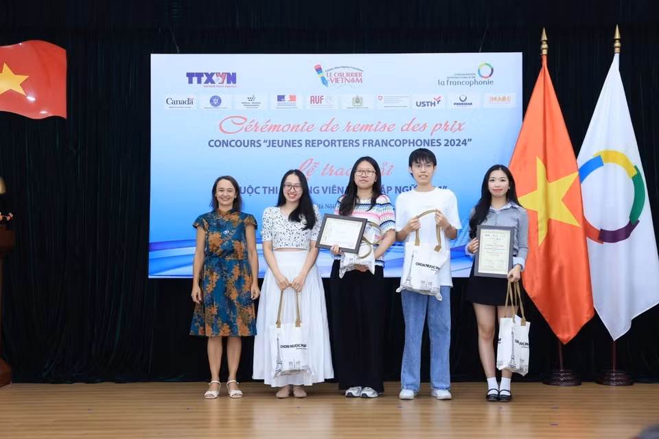 Nhóm thí sinh đạt giải “Độc giả bình chọn”. (Ảnh: Tuấn Anh/TTXVN)